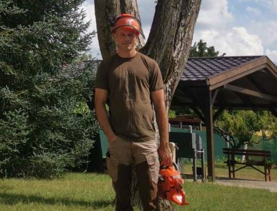 Vásári Ferenc agrármérnök fakivágás és tuskómarás munka közben