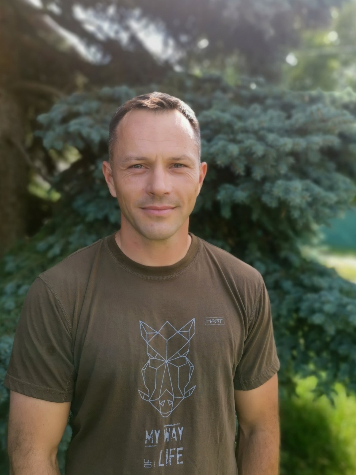 Szakember emelőkosaras járművel fakivágás közben