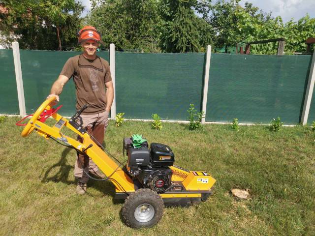 Professzionális tuskómarás - fák gyökereinek eltávolítása speciális géppel